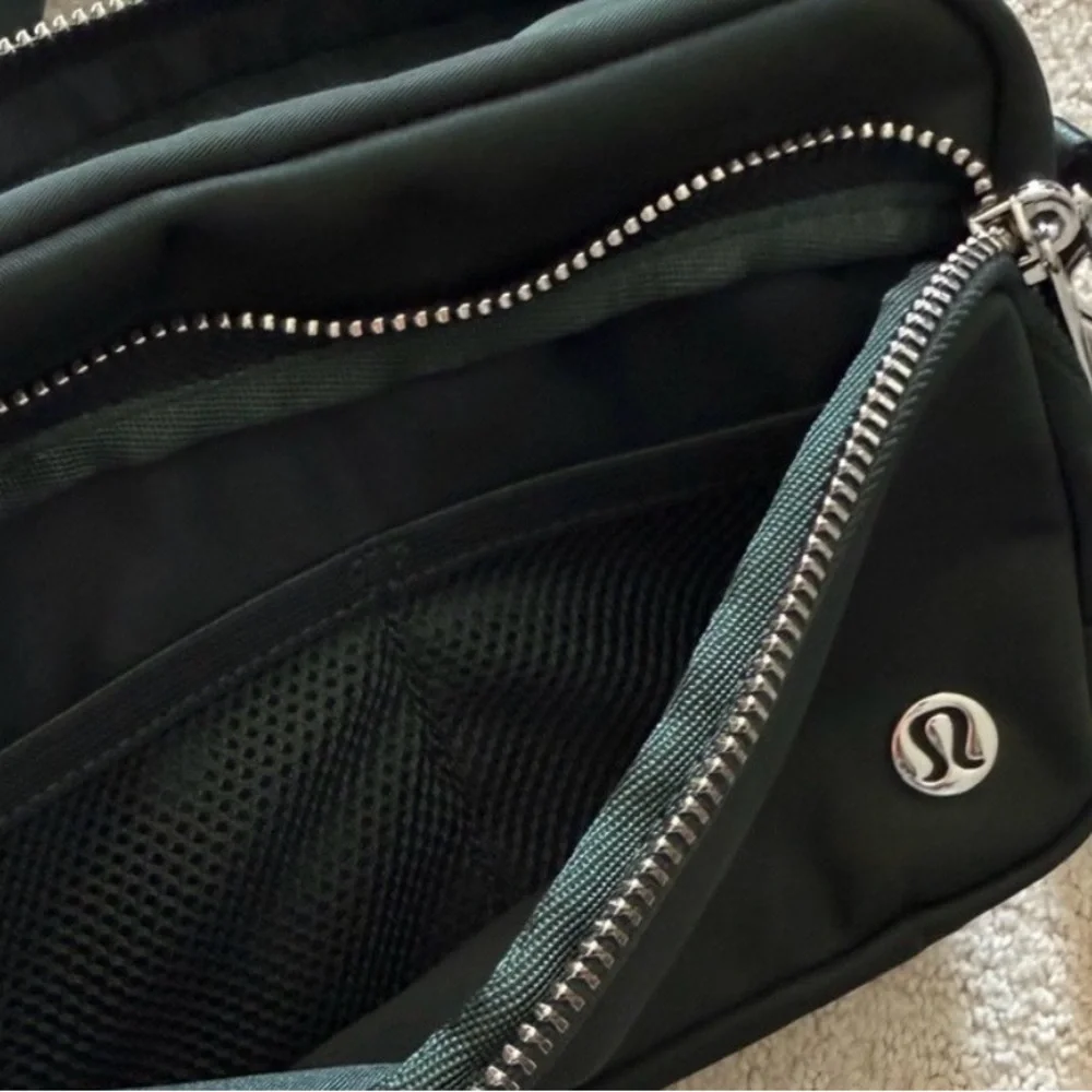 lululemon athletica Everywhere 2L Crossbody bag - Picture 4 of 6